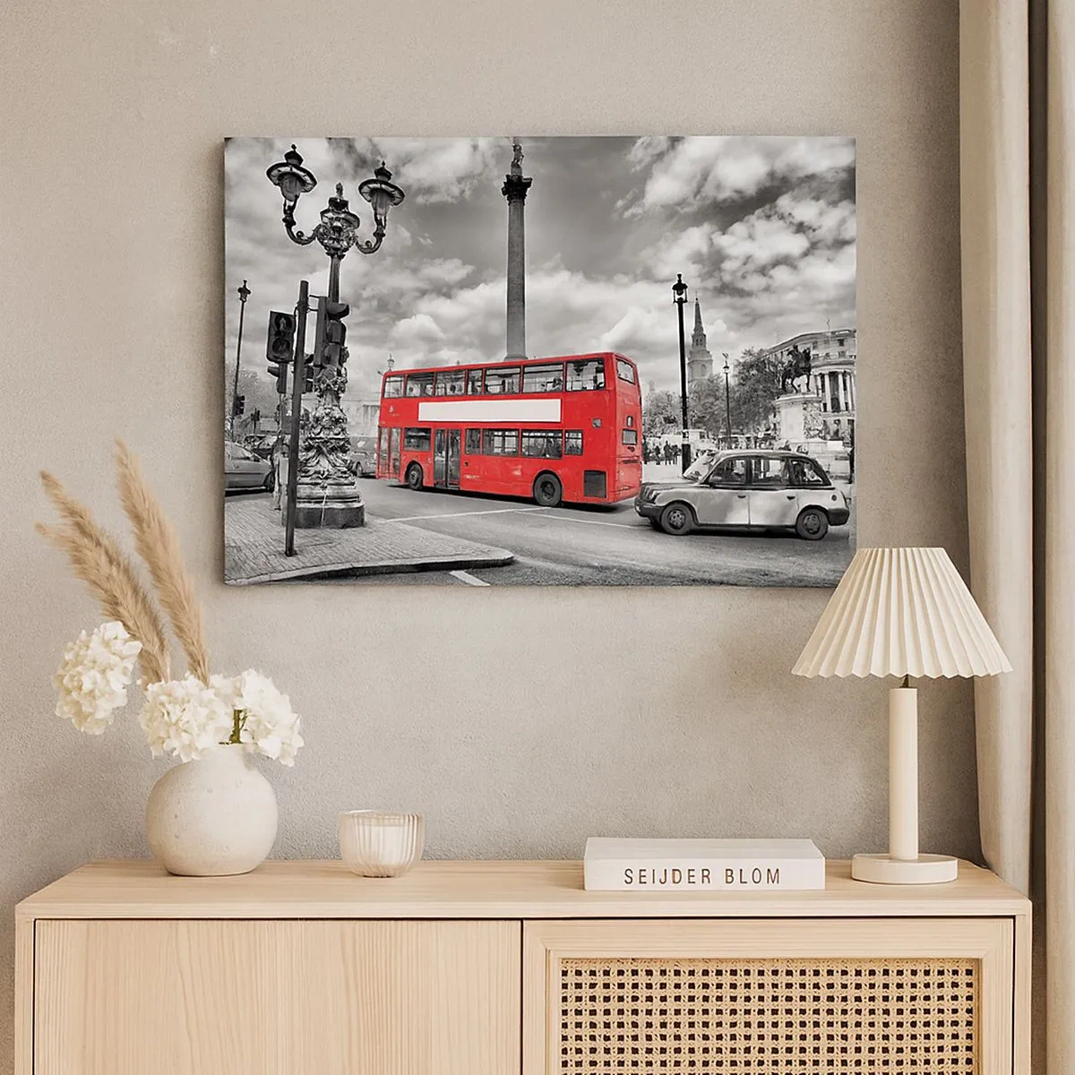 Impression sur toile - Image sur toile - Un bus rouge à impériale sur fond de ville en noir et blanc - 70x50cm - La vraie circulation sanguine de la ville - Décoration murale moderne pour le salon et la chambre ARTTOR