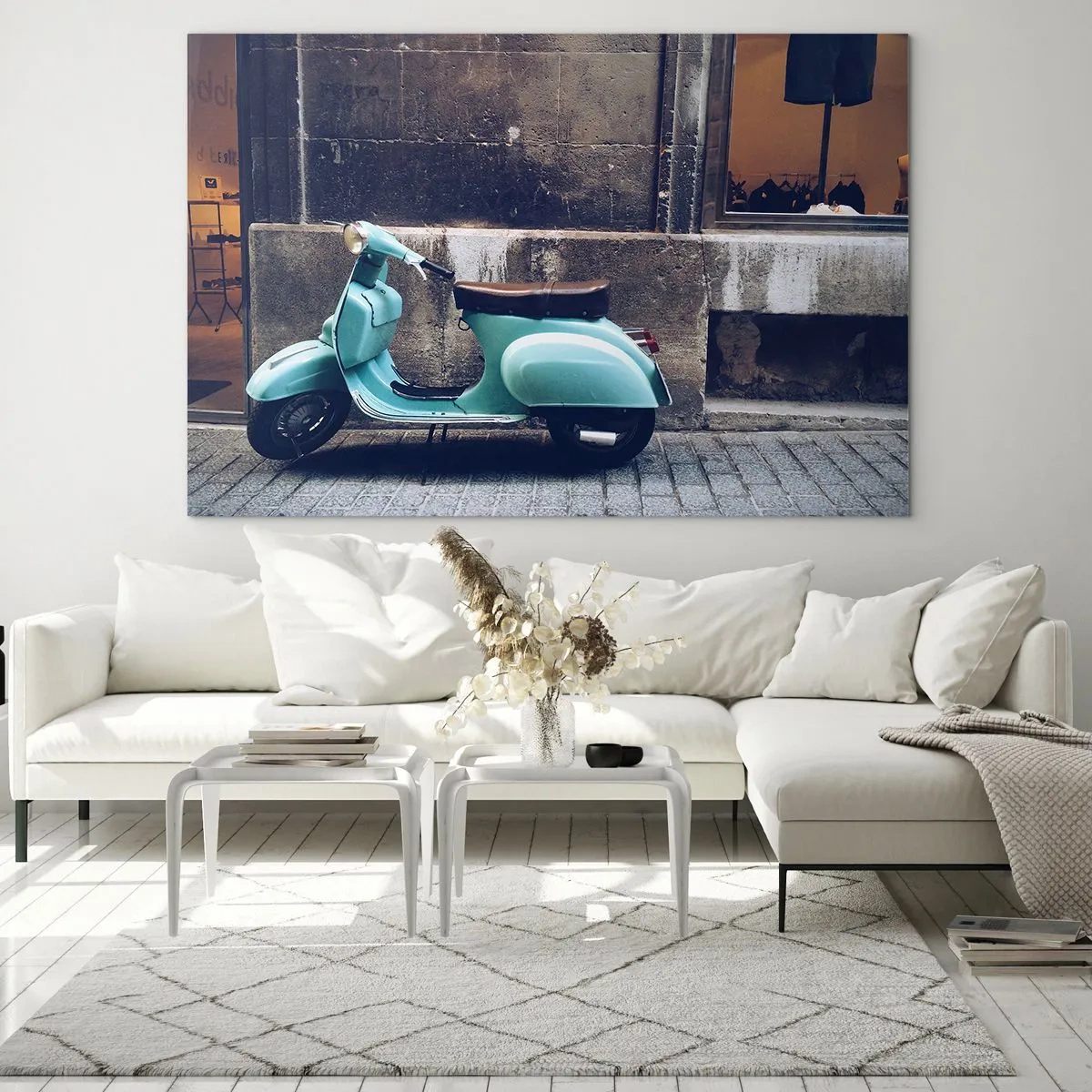 Impression sur verre - Image sur verre - Un scooter bleu contre le mur d'un bâtiment - 120x80cm - Ambiance inoubliable - Décoration murale moderne pour le salon et la chambre ARTTOR