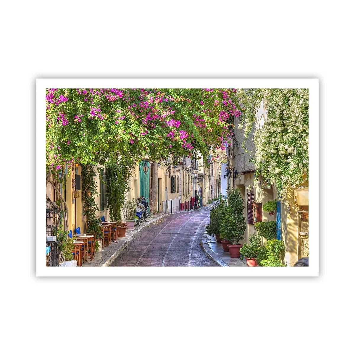 Affiche - Poster - Une charmante rue avec des vignes fleuries et des tables de café - 100x70cm - Allée fleurie - Décoration murale moderne pour le salon et la chambre ARTTOR
