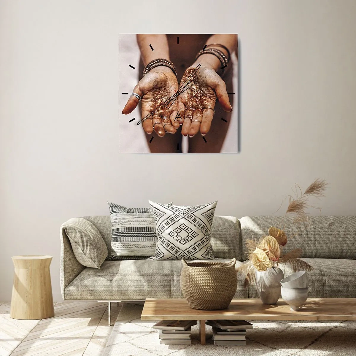 Horloge murale - Pendule murale - Gros plan des mains avec des paillettes dans des tons chauds - 30x30cm - Un don pour vous - Décoration murale moderne pour le salon et la chambre ARTTOR