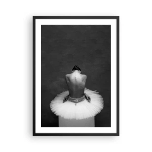 Affiche dans un cadre noir - Poster - Portrait en noir et blanc d'une ballerine assise sur une plateforme - 50x70cm - C'est justement en train de fleurir - Décoration murale moderne pour le salon et la chambre ARTTOR