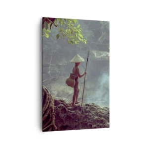 Impression sur toile - Image sur toile - Une figure avec une lance près d'une cascade dans une forêt tropicale - 80x120cm - Lier d'amitié avec la nature - Décoration murale moderne pour le salon et la chambre ARTTOR