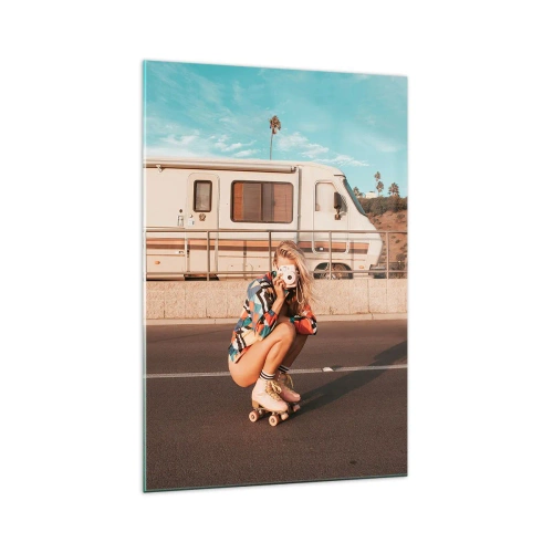 Impression sur verre - Image sur verre - Une fille sur des patins à roulettes prenant une photo par une journée ensoleillée. - 70x100cm - Souriez s'il-vous-plait! - Décoration murale moderne pour le salon et la chambre ARTTOR