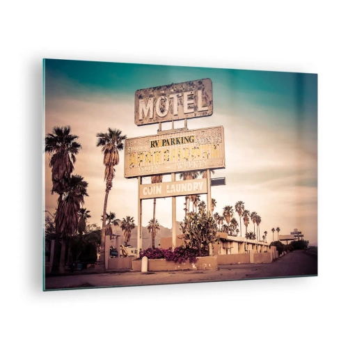 Impression sur verre - Image sur verre - Une vieille enseigne de motel entourée de palmiers crée une ambiance rétro - 70x50cm - Ici, le temps s'est arrêté - Décoration murale moderne pour le salon et la chambre ARTTOR