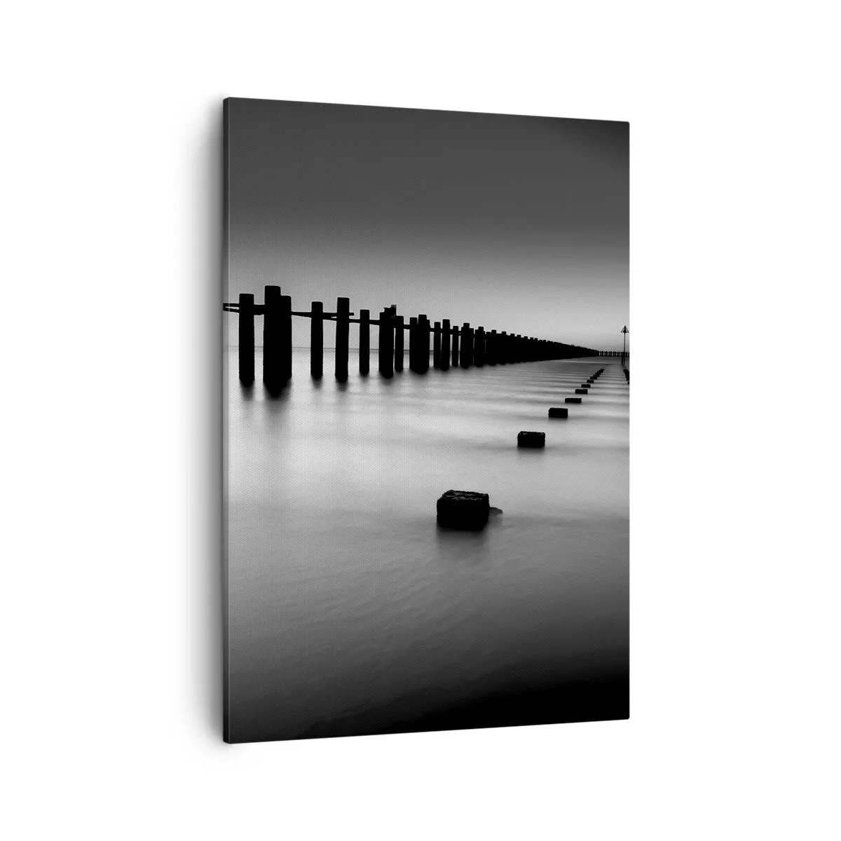 Impression sur toile - Image sur toile - Poteaux en bois et blocs de béton immergés dans l'eau dans des tons noirs et blancs - 50x70cm - Distance grise dans le brouillard - Décoration murale moderne pour le salon et la chambre ARTTOR