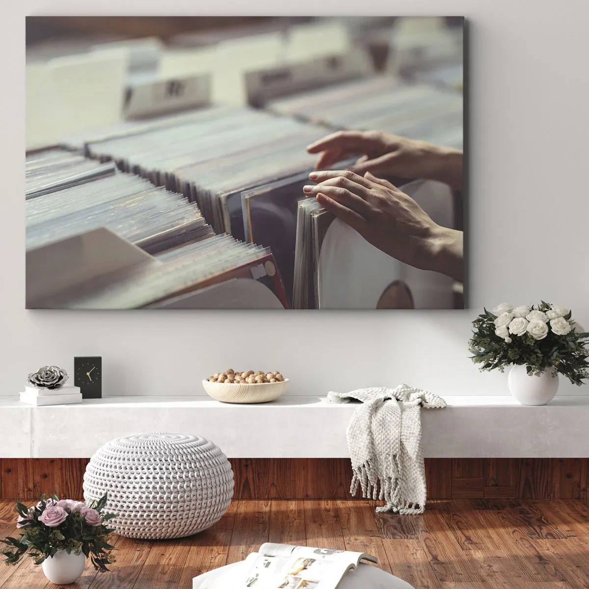 Impression sur toile - Image sur toile - Mains regardant à travers une collection de vinyles - 70x50cm - A la recherche d'émotions - Décoration murale moderne pour le salon et la chambre ARTTOR