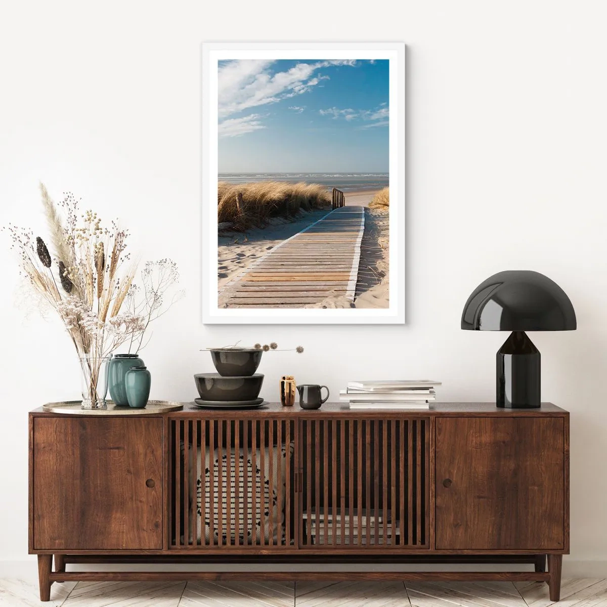 Affiche dans un cadre blanc - Poster - Derrière la dune, dans le bruissement de l'herbe - 50x70 cm