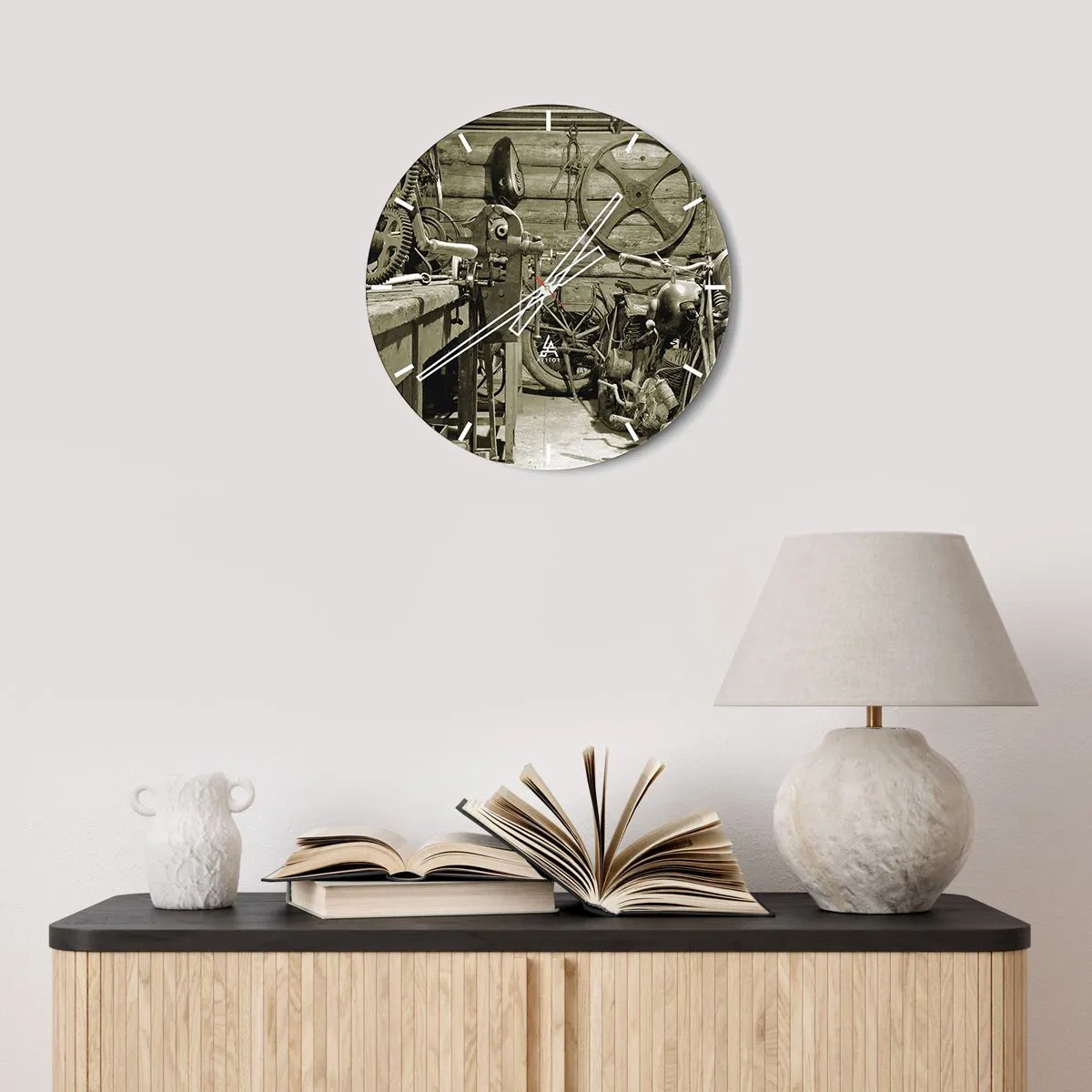 Horloge murale - Pendule murale - Un atelier avec des outils, des roues et un mur en bois en arrière-plan - 30x30cm - Dans le hangar de l'oncle Władek - Décoration murale moderne pour le salon, la cuisine et la chambre ARTTOR