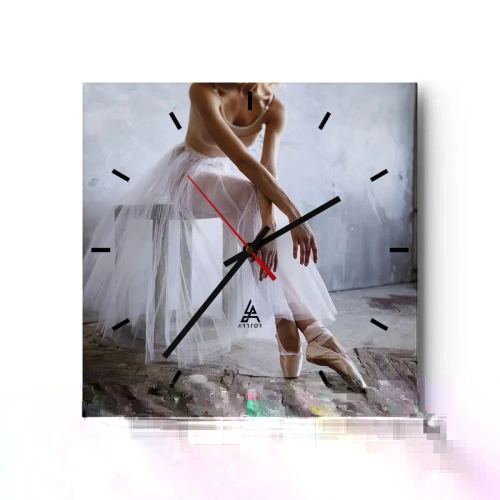 Horloge murale - Pendule murale - Une ballerine dans une pose délicate sur un fond industriel - 30x30cm - Avant que les lumières de la rampe ne clignotent - Décoration murale moderne pour le salon et la chambre ARTTOR