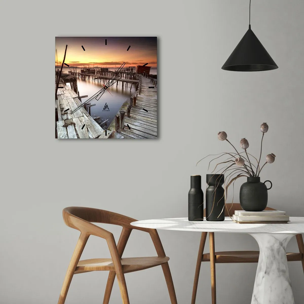 Horloge murale - Pendule murale - Jetées en bois sur une eau calme au coucher du soleil - 30x30cm - Authentique, pas un attrape touristique - Décoration murale moderne pour le salon et la chambre ARTTOR