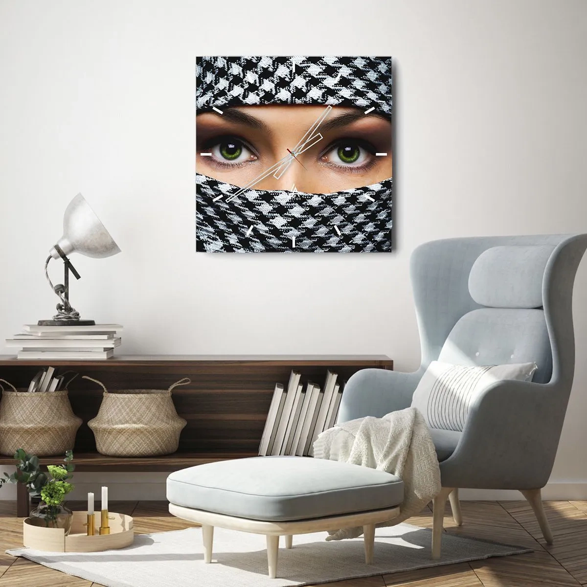 Horloge murale - Pendule murale - Les yeux verts d'une femme sont cachés derrière un tissu à motifs en noir et blanc. - 30x30cm - Un portrait d'une beauté voilée aux yeux verts - Décoration murale moderne pour le salon et la chambre ARTTOR