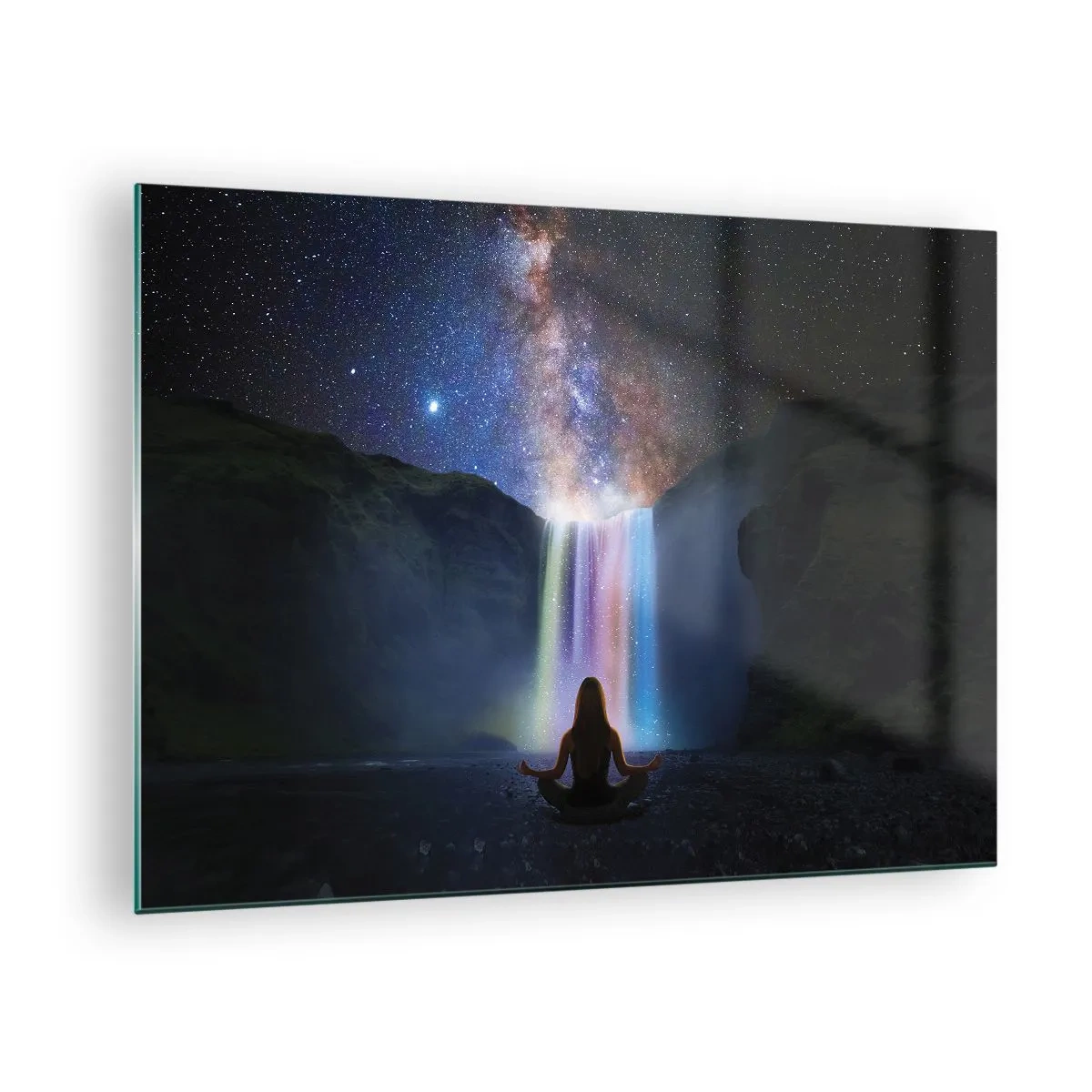Impression sur verre - Image sur verre - Méditation devant une cascade colorée la nuit - 70x50cm - Harmonie absolue - Décoration murale moderne pour le salon et la chambre ARTTOR