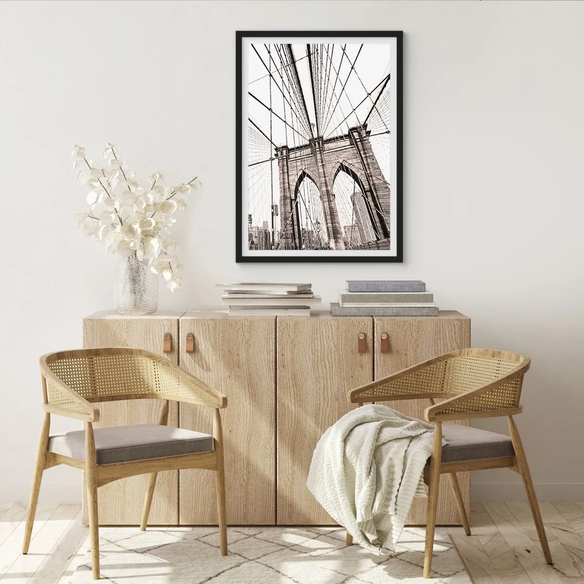 Affiche dans un cadre noir - Poster - Photographie en noir et blanc du pont depuis la perspective de la passerelle piétonne. - 50x70cm - Cathédrale New Yorkaise - Décoration murale moderne pour le salon et la chambre ARTTOR