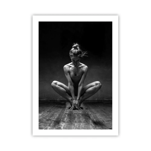 Affiche - Poster - Une photographie en noir et blanc d'une ballerine dans une pose artistique. - 50x70cm - Concentration de l'énergie de la danse - Décoration murale moderne pour le salon et la chambre ARTTOR
