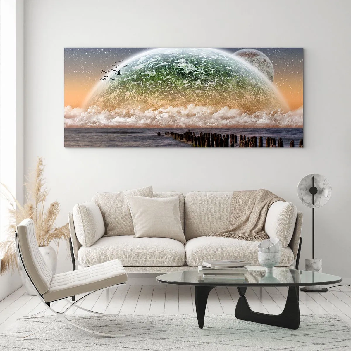 Impression sur verre - Image sur verre - Un paysage fantastique avec une grande planète au-dessus de la mer et une jetée en bois. - 120x50cm - Et le monde est sorti de l'eau - Décoration murale moderne pour le salon et la chambre ARTTOR