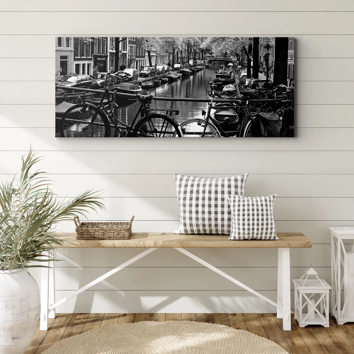 Impression sur toile - Image sur toile - Canal avec des vélos en photographie noir et blanc - 160x50cm - Une vue très hollandaise - Décoration murale moderne pour le salon et la chambre ARTTOR