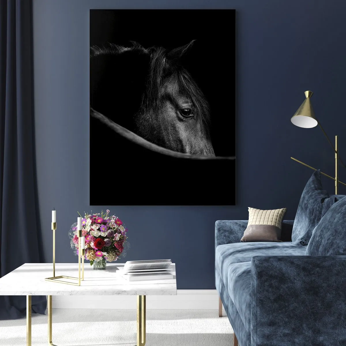 Impression sur verre - Image sur verre - Portrait en noir et blanc d'un cheval avec un jeu subtil de lumière et d'ombre sur un fond sombre. - 80x120cm - Prince Noir - Décoration murale moderne pour le salon et la chambre ARTTOR