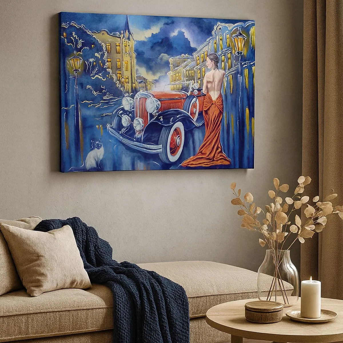 Impression sur toile - Image sur toile - Une femme dans une robe élégante à côté d'une voiture rétro la nuit - 70x50cm - Nocturne en bleu et corail - Décoration murale moderne pour le salon et la chambre ARTTOR