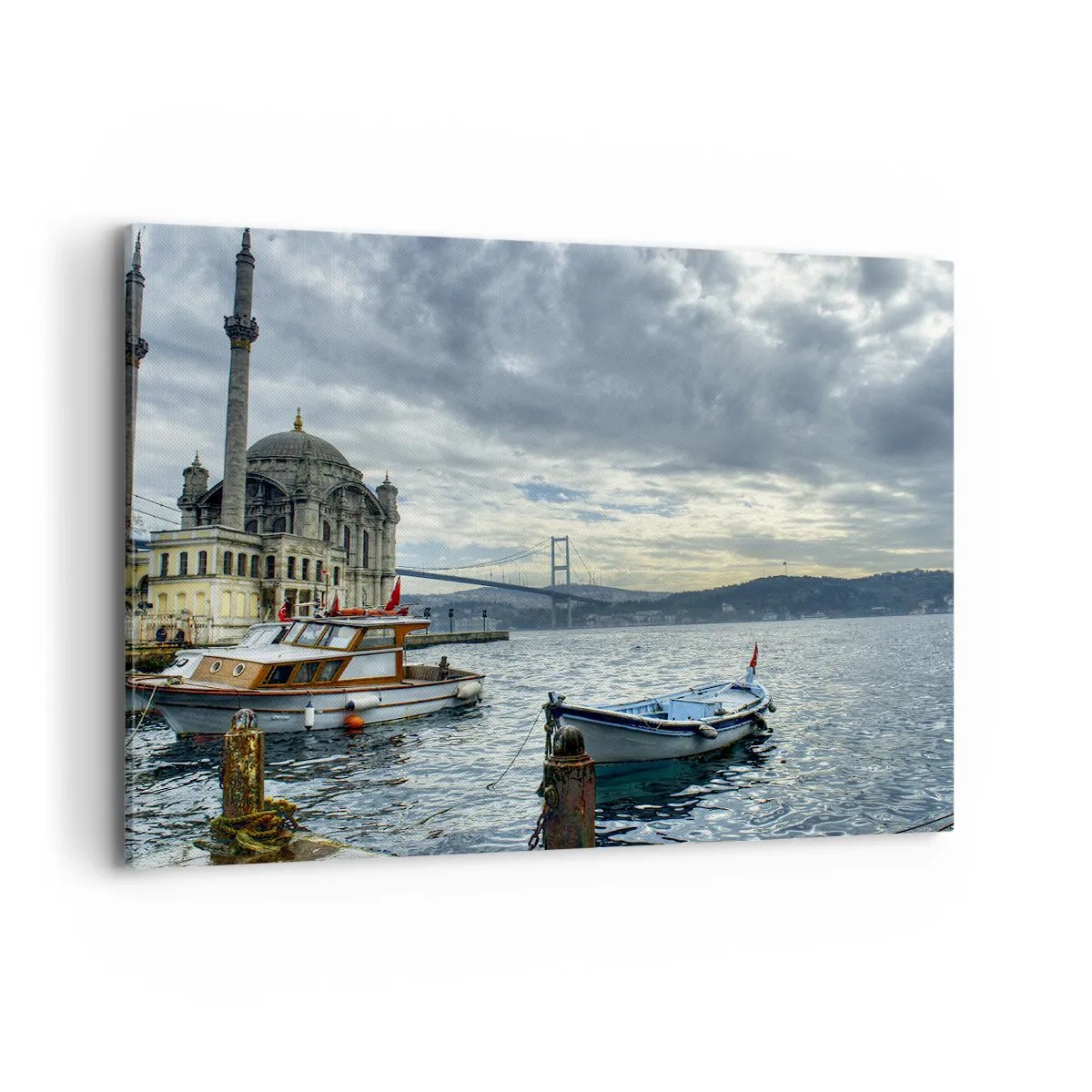 Impression sur toile - Image sur toile - Un bâtiment historique sur l'eau avec des bateaux et un pont en arrière-plan - 100x70cm - Aux confins des mondes - Décoration murale moderne pour le salon et la chambre ARTTOR