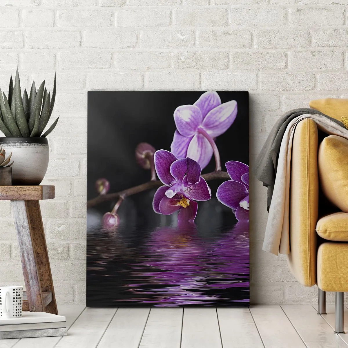 Impression sur toile - Image sur toile - Orchidées violettes sur une eau calme sur fond noir - 50x70cm - Reflet lilas de la beauté - Décoration murale moderne pour le salon et la chambre ARTTOR