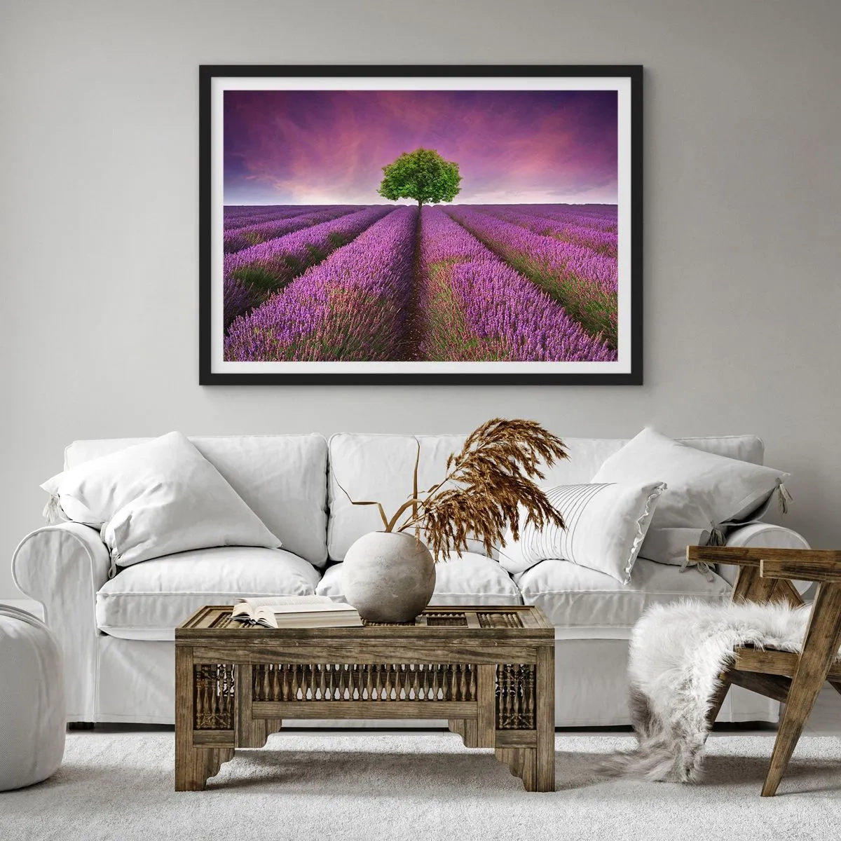 Affiche dans un cadre noir - Poster - Un champ de lavande avec un arbre solitaire et un ciel violet - 100x70cm - Dans un champs de lavande - Décoration murale moderne pour le salon et la chambre ARTTOR