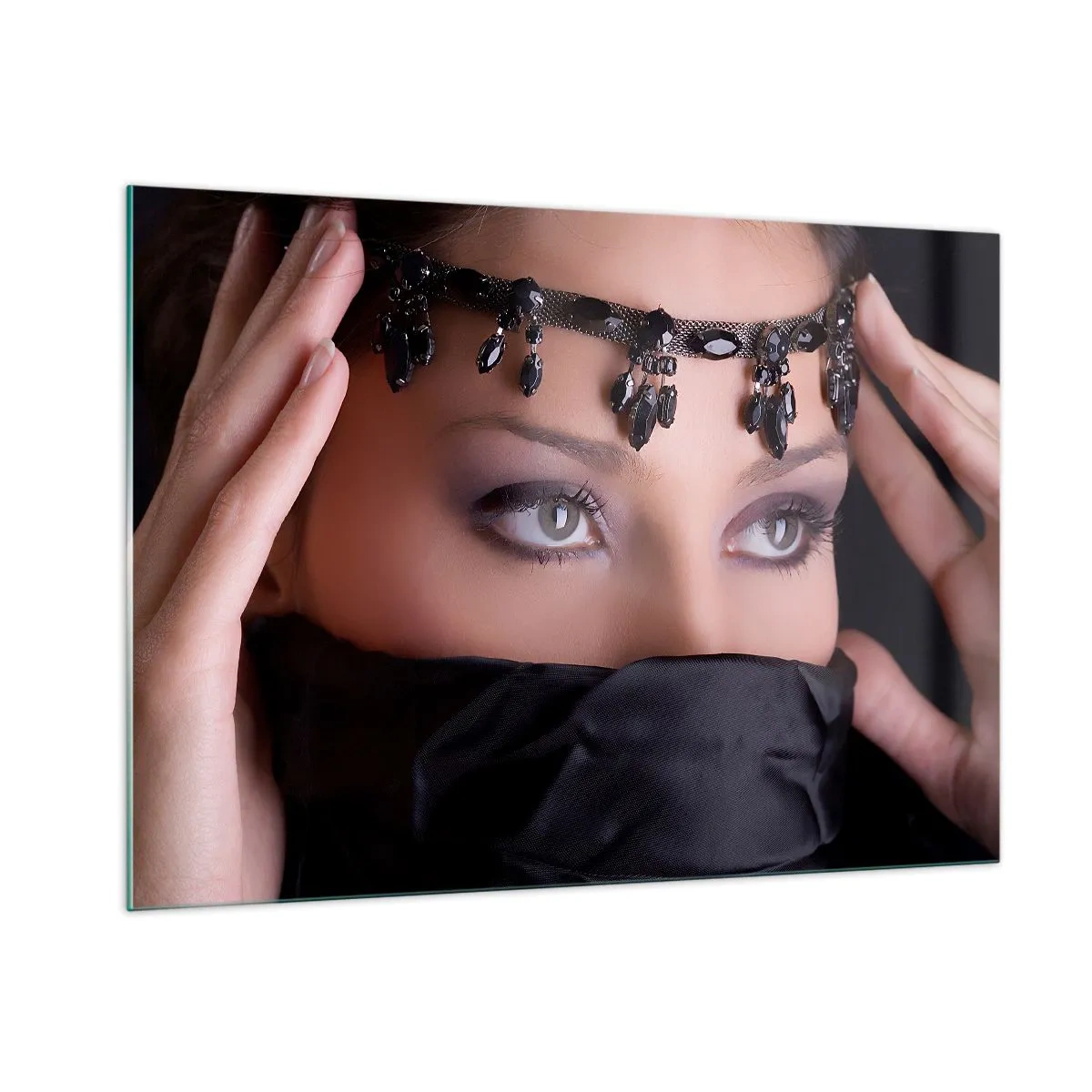Impression sur verre - Image sur verre - Le visage d'une femme avec un diadème orné et un regard intense - 100x70cm - Tentation de mystère oriental - Décoration murale moderne pour le salon et la chambre ARTTOR
