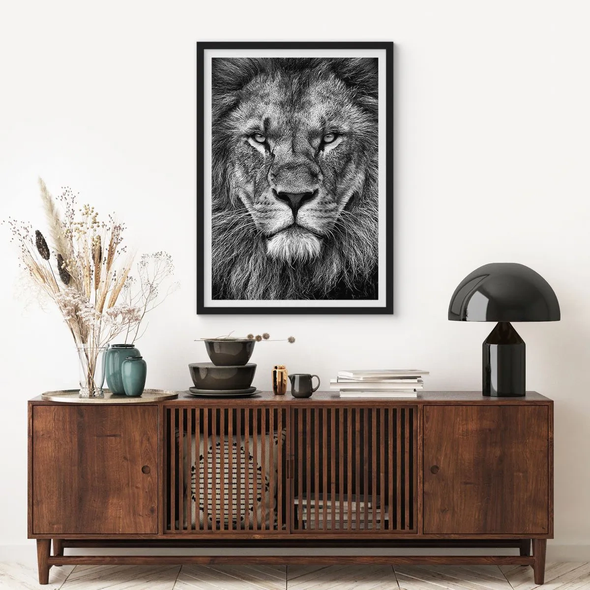 Affiche dans un cadre noir - Poster - Portrait noir et blanc d'un lion majestueux - 50x70cm - En vêtement de sacre - Décoration murale moderne pour le salon et la chambre ARTTOR