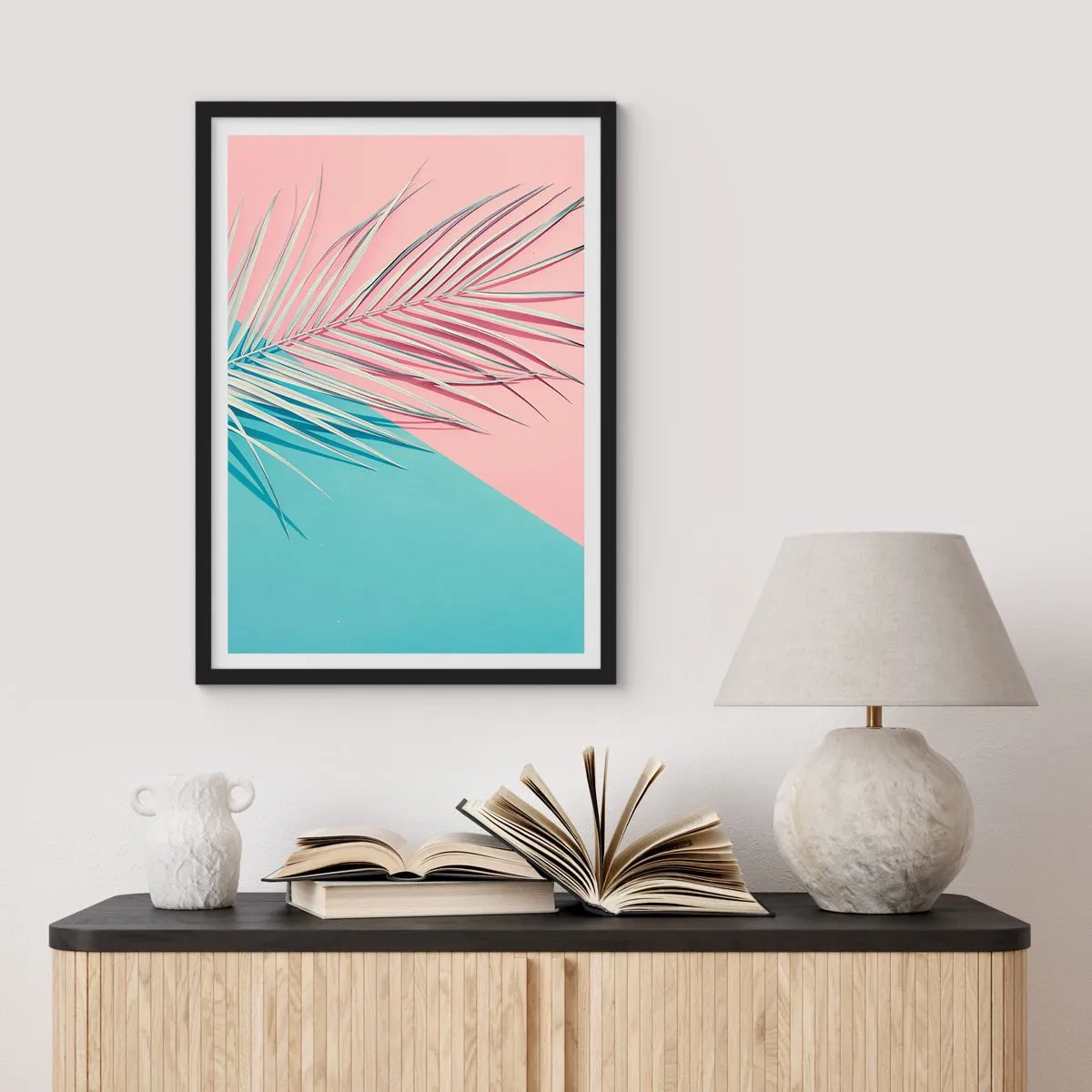 Affiche dans un cadre noir - Poster - Un palmier sur un fond de couleurs rose pastel et bleu - 50x70cm - Impression tropicale - Décoration murale moderne pour le salon et la chambre ARTTOR
