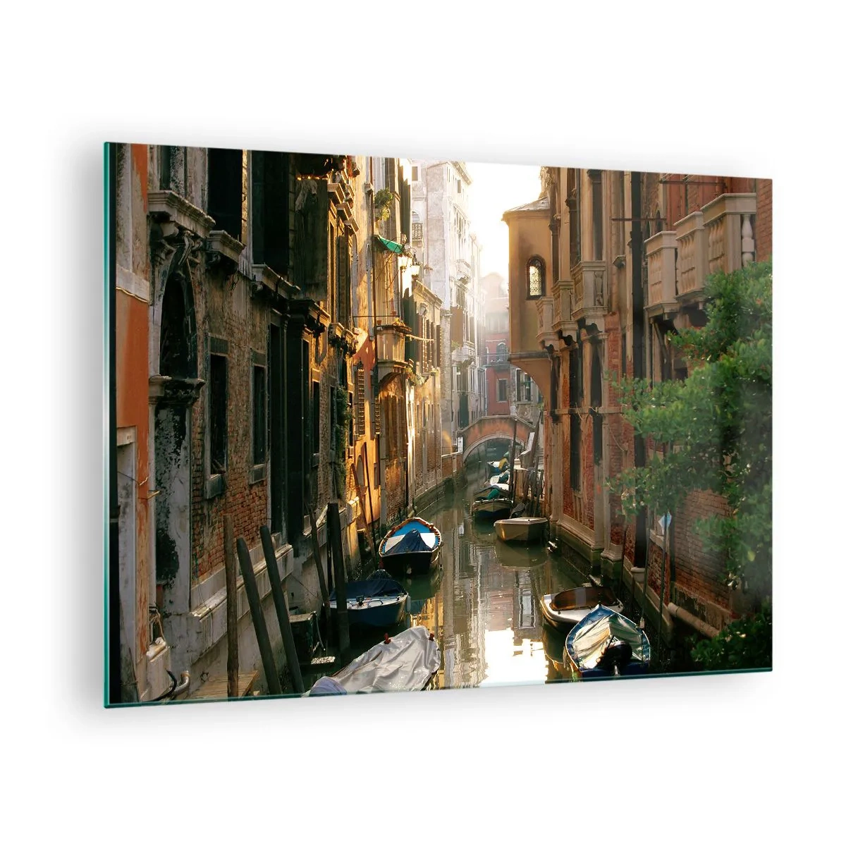 Impression sur verre - Image sur verre - Un canal vénitien avec des bateaux entourés de maisons historiques - 70x50cm - Dans une ruelle vénitienne - Décoration murale moderne pour le salon et la chambre ARTTOR