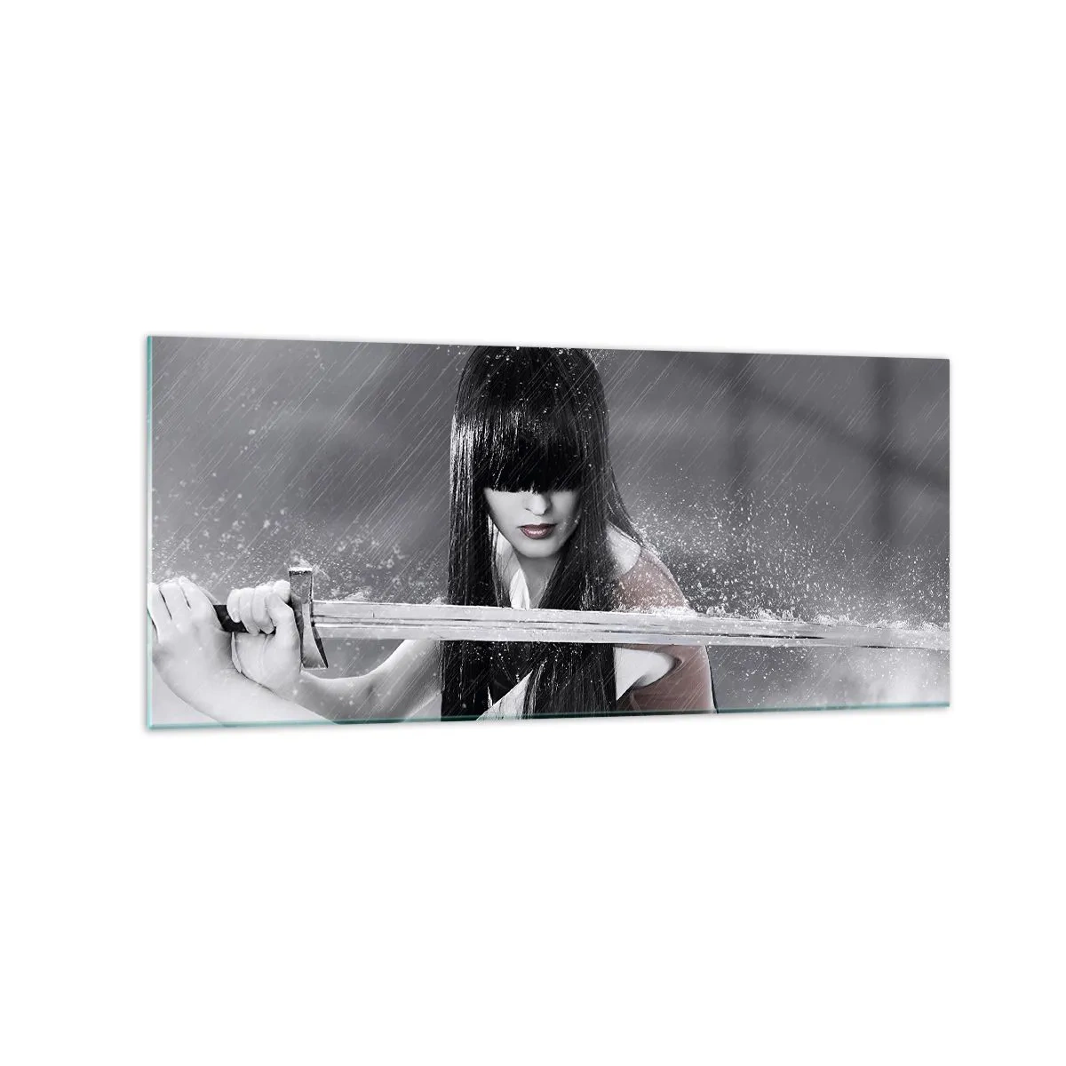 Impression sur verre - Image sur verre - Une femme avec une épée sous la pluie avec une apparence dynamique et mystérieuse - 120x50cm - Belle et dangereuse - Décoration murale moderne pour le salon et la chambre ARTTOR