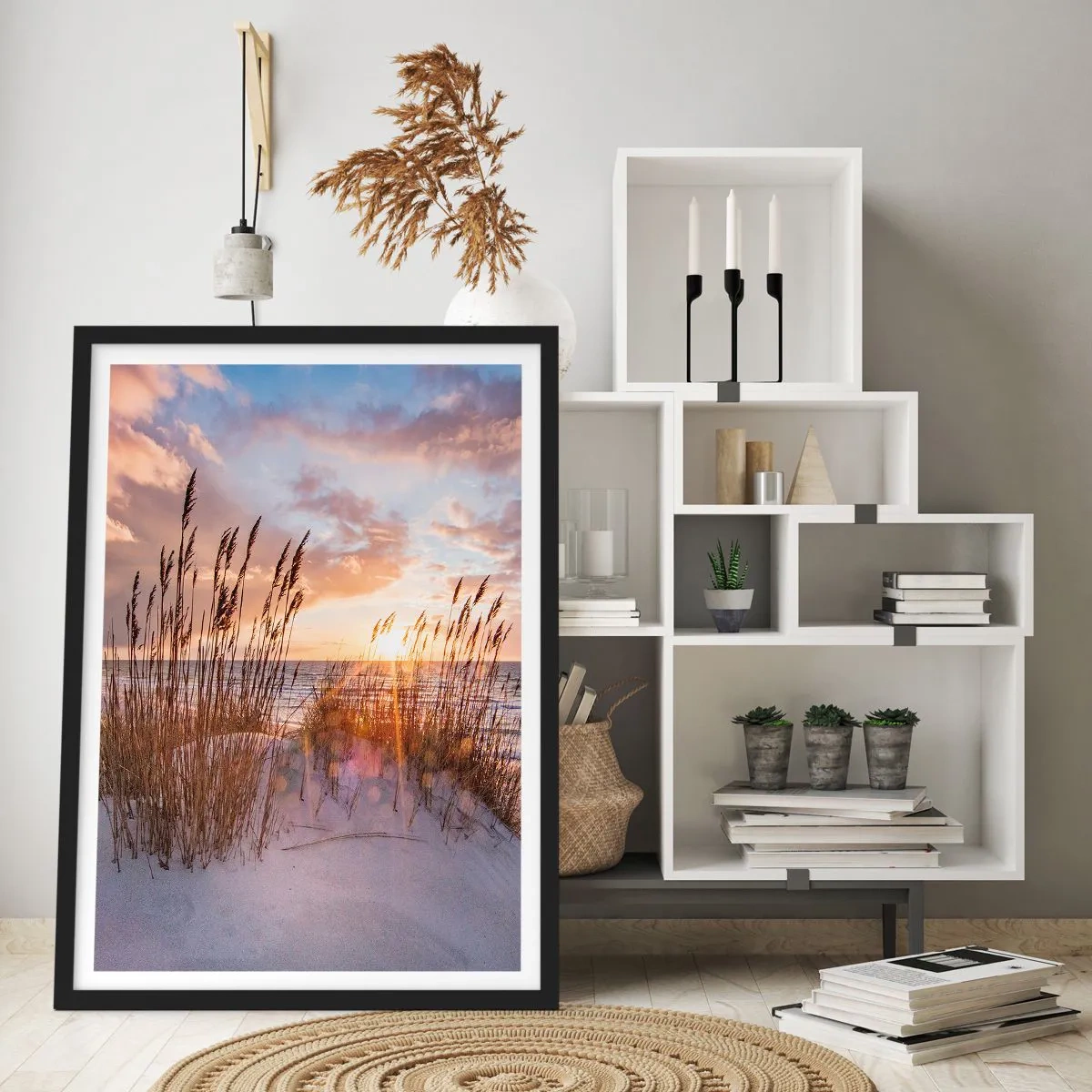 Affiche dans un cadre noir - Poster - Les herbes des dunes illuminées par les rayons du soleil couchant - 50x70cm - Salutations du soleil et du vent - Décoration murale moderne pour le salon et la chambre ARTTOR