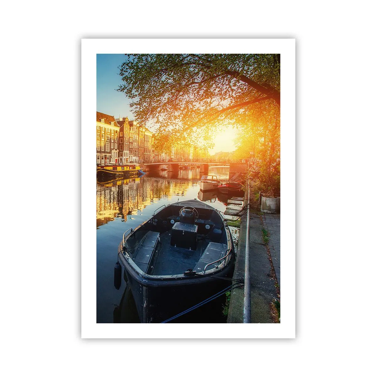 Affiche - Poster - Canal avec bateau au coucher du soleil - 50x70cm - Début de journée à Amsterdam - Décoration murale moderne pour le salon et la chambre ARTTOR