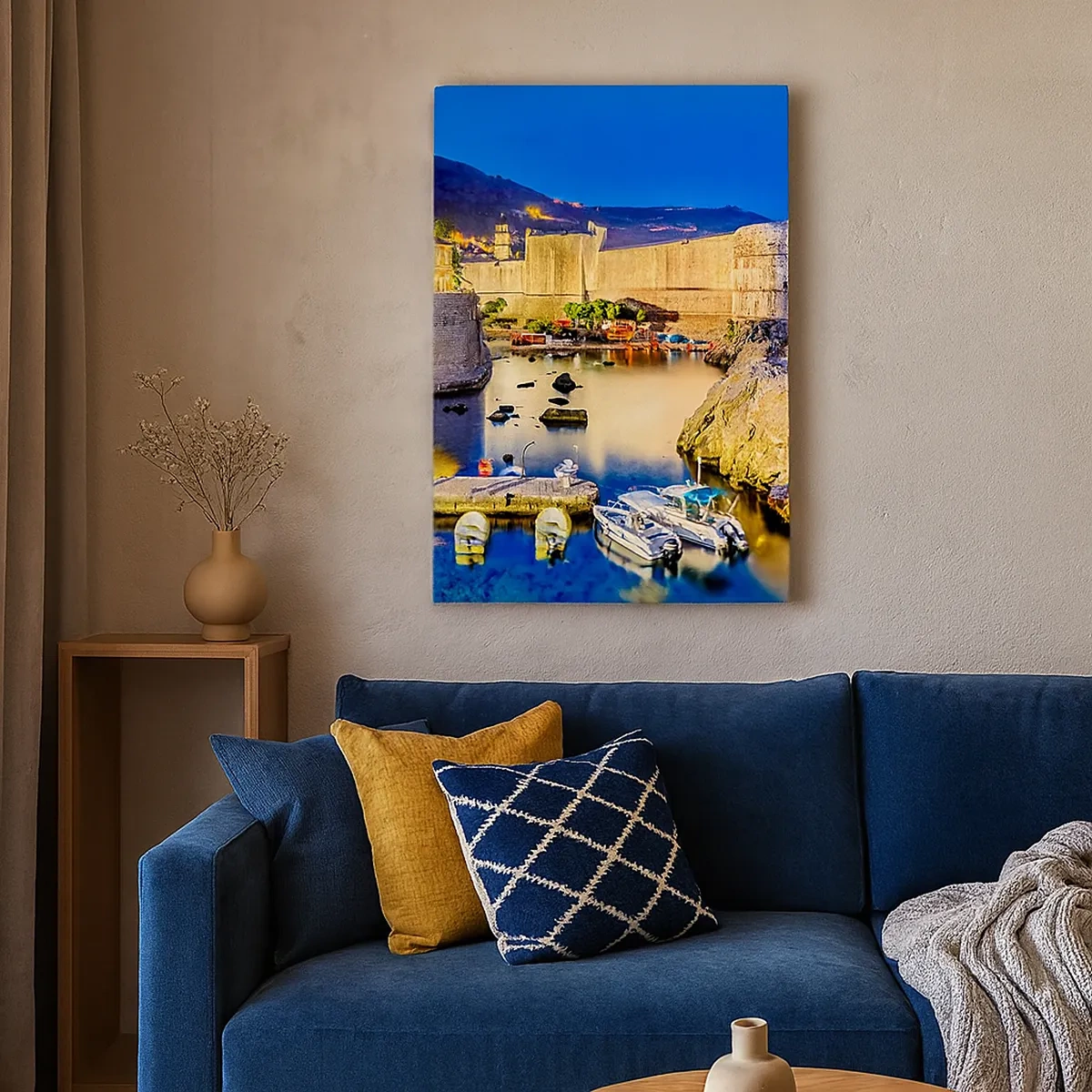 Impression sur toile - Image sur toile - Un port pittoresque la nuit avec des bâtiments illuminés - 50x70cm - Nuit illuminée sur l'Adriatique - Décoration murale moderne pour le salon et la chambre ARTTOR