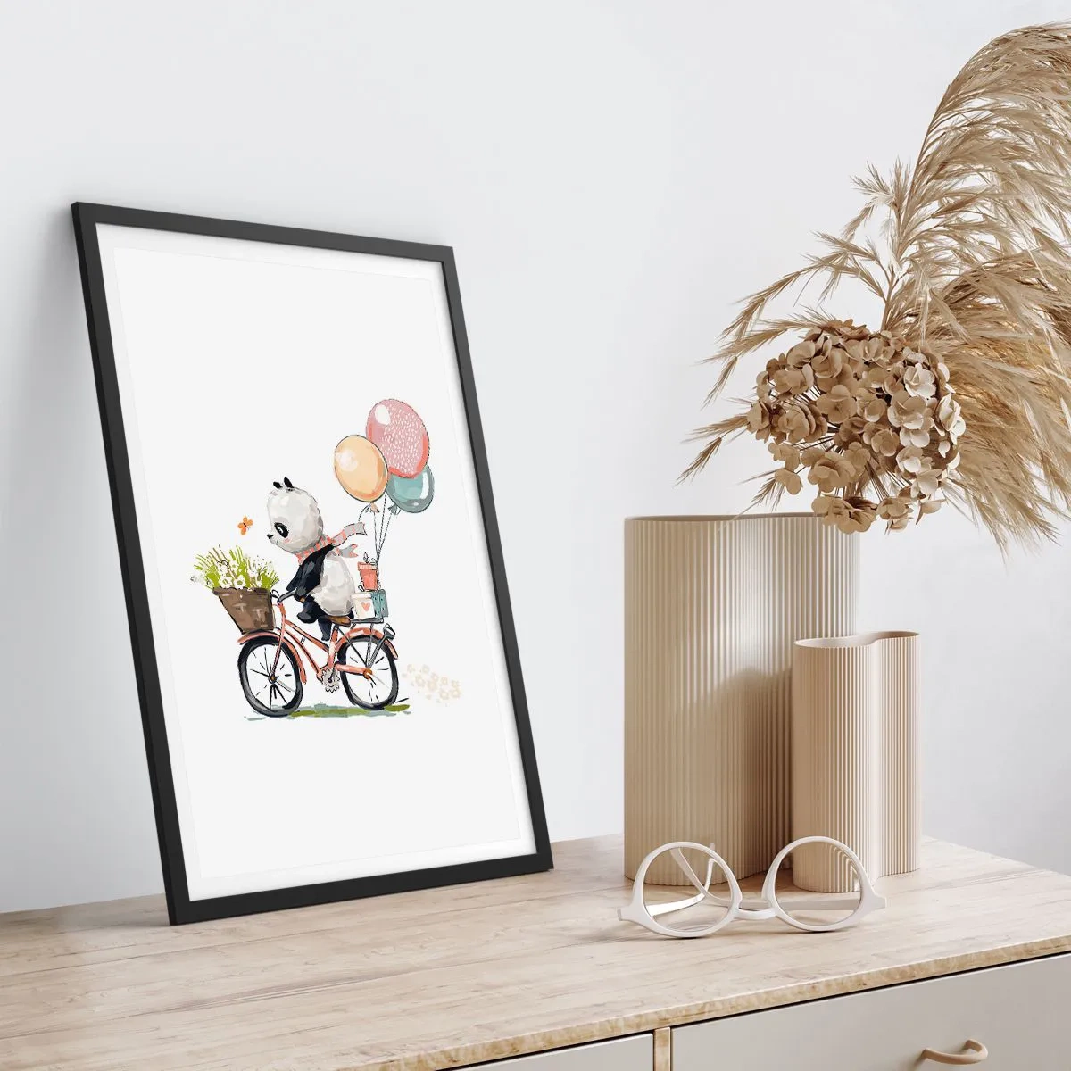 Affiche dans un cadre noir - Poster - Panda sur un vélo avec des ballons et des fleurs dans un style de conte de fées - 50x70cm - Jour de chance - Décoration murale moderne pour le salon et la chambre ARTTOR