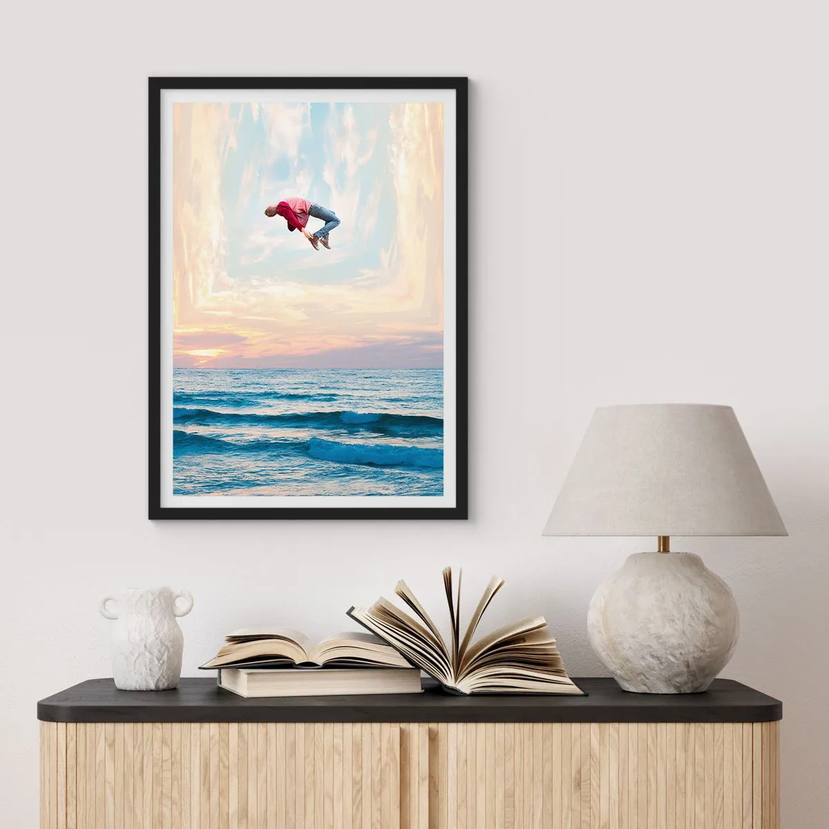 Affiche dans un cadre noir - Poster - Un homme saute dans le ciel au-dessus de l'océan au coucher du soleil - 50x70cm - Vers une autre dimension - Décoration murale moderne pour le salon et la chambre ARTTOR