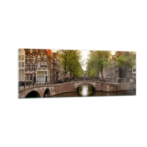 Impression sur verre - Image sur verre - Un canal à Amsterdam entouré d'immeubles historiques - 140x50cm - En bateau ou à vélo ? - Décoration murale moderne pour le salon et la chambre ARTTOR