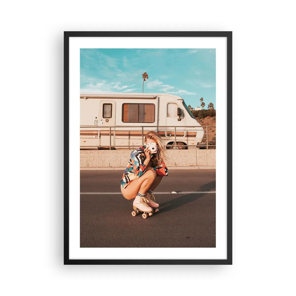 Affiche dans un cadre noir - Poster - Une fille en patins à roulettes avec un appareil photo devant un camping-car - 50x70cm - Souriez s'il-vous-plait! - Décoration murale moderne pour le salon et la chambre ARTTOR
