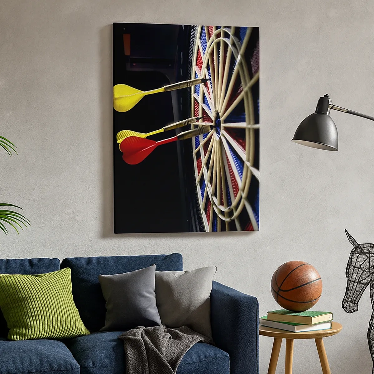 Impression sur toile - Image sur toile - Un jeu de fléchettes avec des fléchettes frappées sur un fond noir - 50x70cm - Droit au but - Décoration murale moderne pour le salon et la chambre ARTTOR