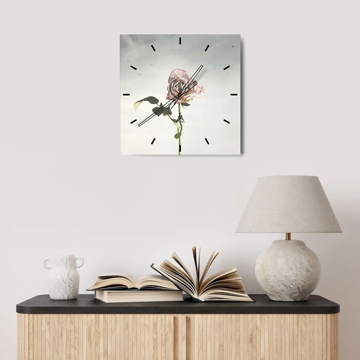 Horloge murale - Pendule murale - Une rose délicate contre un ciel lumineux avec des oiseaux en vol - 30x30cm - Bonjour de printemps - Décoration murale moderne pour le salon et la chambre ARTTOR