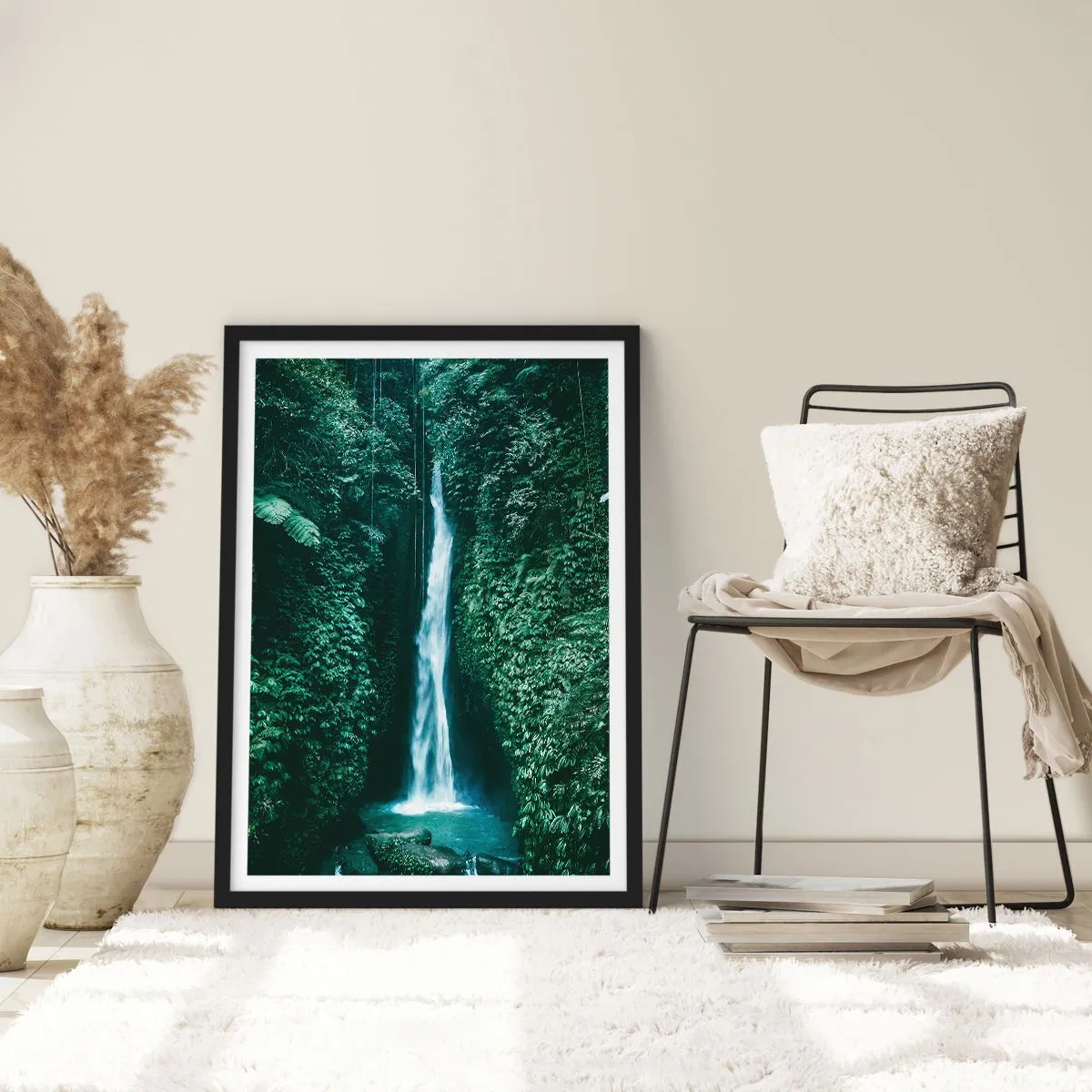 Affiche dans un cadre noir - Poster - Cascade dans la jungle tropicale - 50x70cm - Fontaine tropicale - Décoration murale moderne pour le salon et la chambre ARTTOR