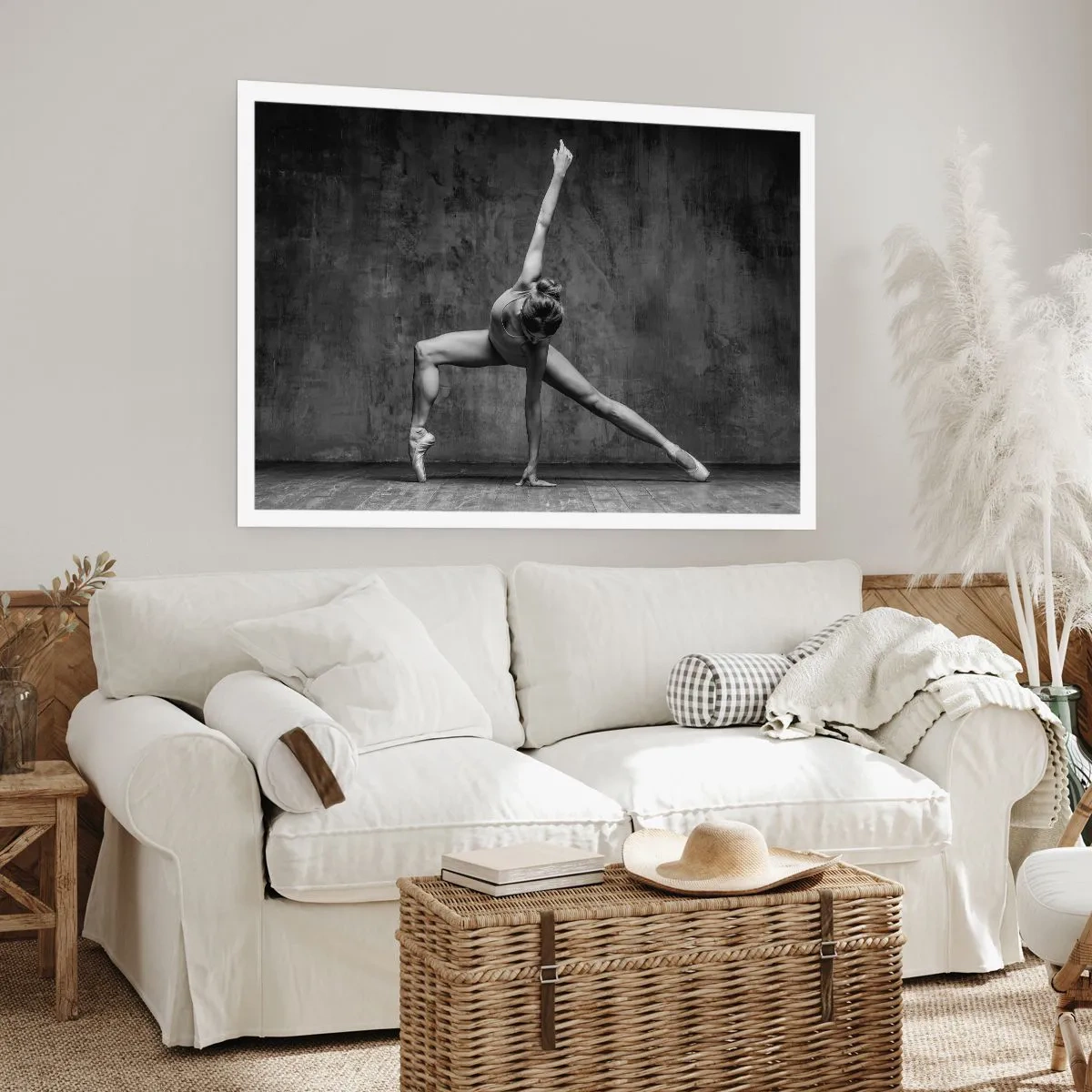Affiche - Poster - Une danseuse dans une pose artistique contre un mur brut - 100x70cm - Balance idéale - Décoration murale moderne pour le salon et la chambre ARTTOR