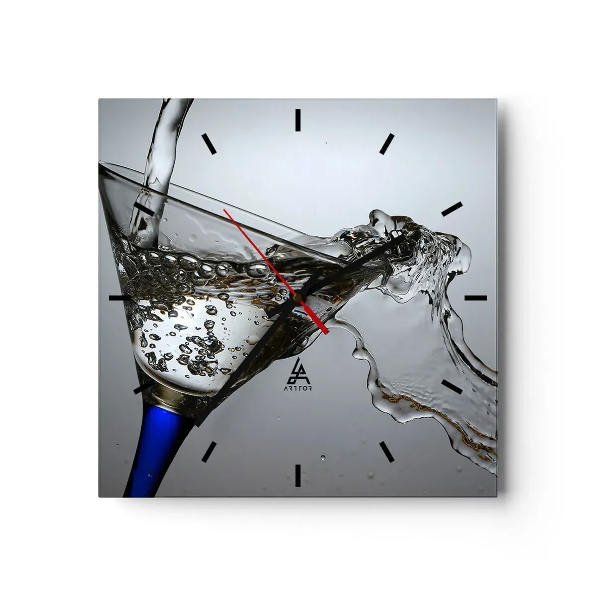 Horloge murale - Pendule murale - Un verre d'eau en mouvement sur un fond clair - 30x30cm - Eau cristalline dans un verre cristal - Décoration murale moderne pour le salon et la chambre ARTTOR