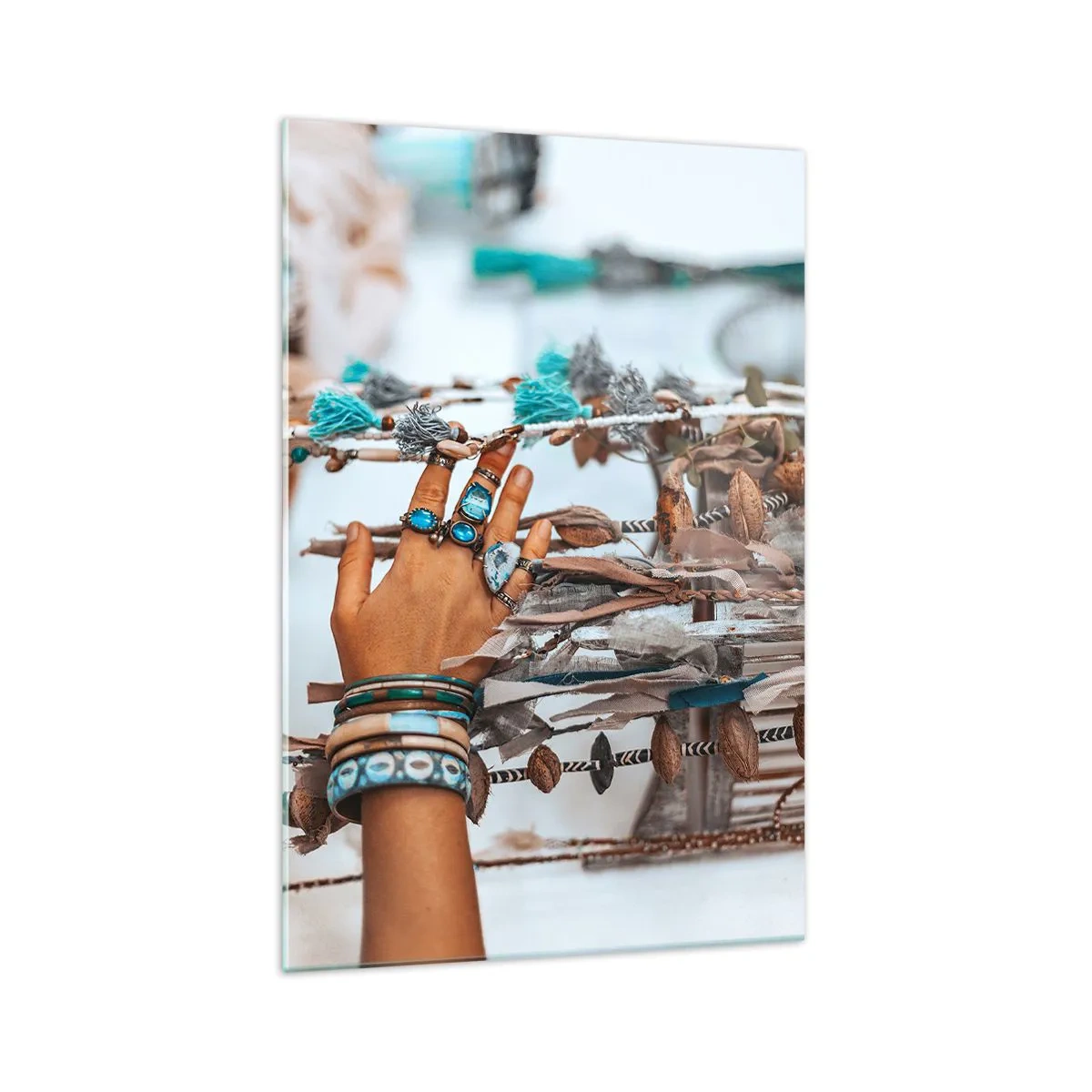 Impression sur verre - Image sur verre - Une main ornée de bijoux bohèmes avec des décorations en arrière-plan - 70x100cm - Trésor local - Décoration murale moderne pour le salon et la chambre ARTTOR