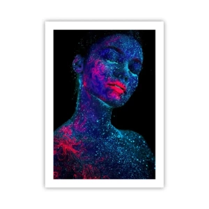 Affiche - Poster - Une femme couverte de pollen fluorescent sous une lumière UV. - 50x70cm - Dans la poussière d'étoiles - Décoration murale moderne pour le salon et la chambre ARTTOR