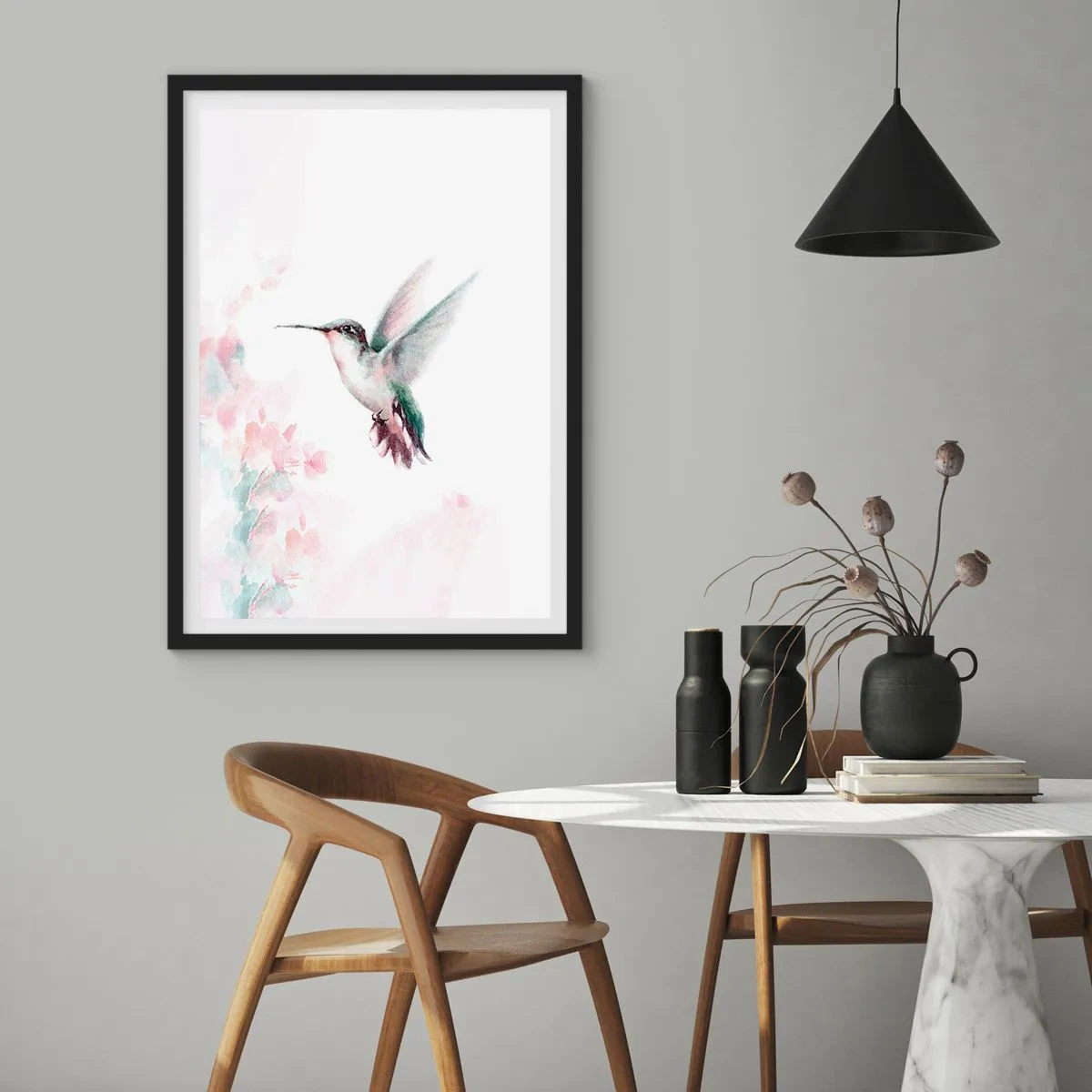 Affiche dans un cadre noir - Poster - Colibri en vol avec un fond floral délicat - 50x70cm - Immortalisé dans un battement - Décoration murale moderne pour le salon et la chambre ARTTOR