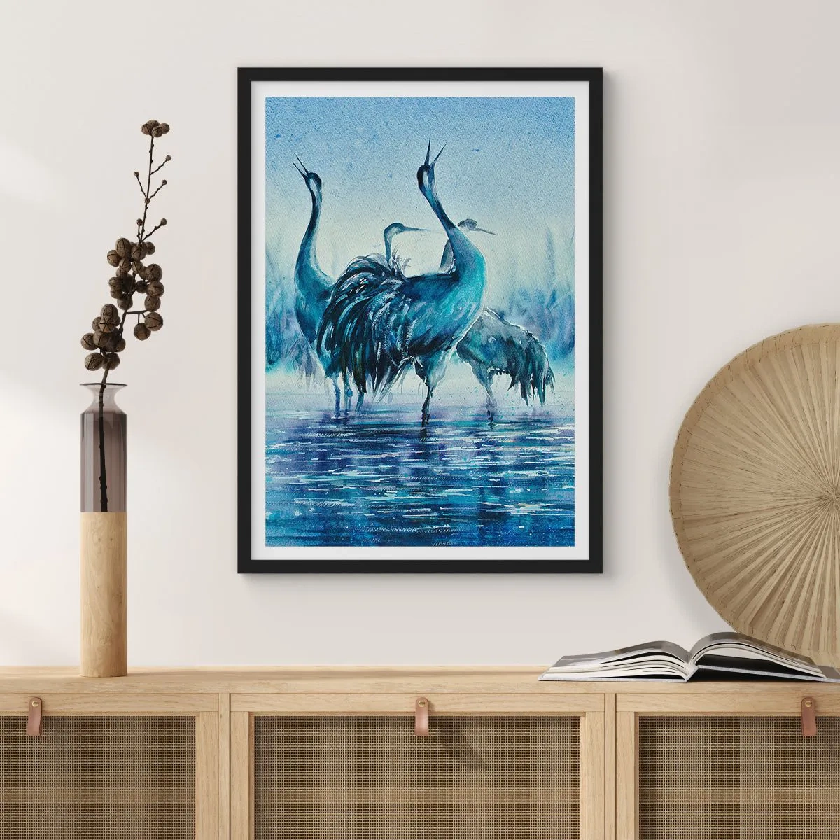 Affiche dans un cadre noir - Poster - Une image atmosphérique de grues dans un paysage aquatique bleu - 50x70cm - Réunion matinale - Décoration murale moderne pour le salon et la chambre ARTTOR
