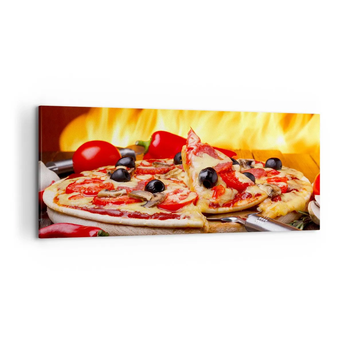 Impression sur toile - Image sur toile - Pizza aux olives, tomates et poivrons sur fond de flammes - 120x50cm - From Italy with love - Décoration murale moderne pour le salon et la chambre ARTTOR