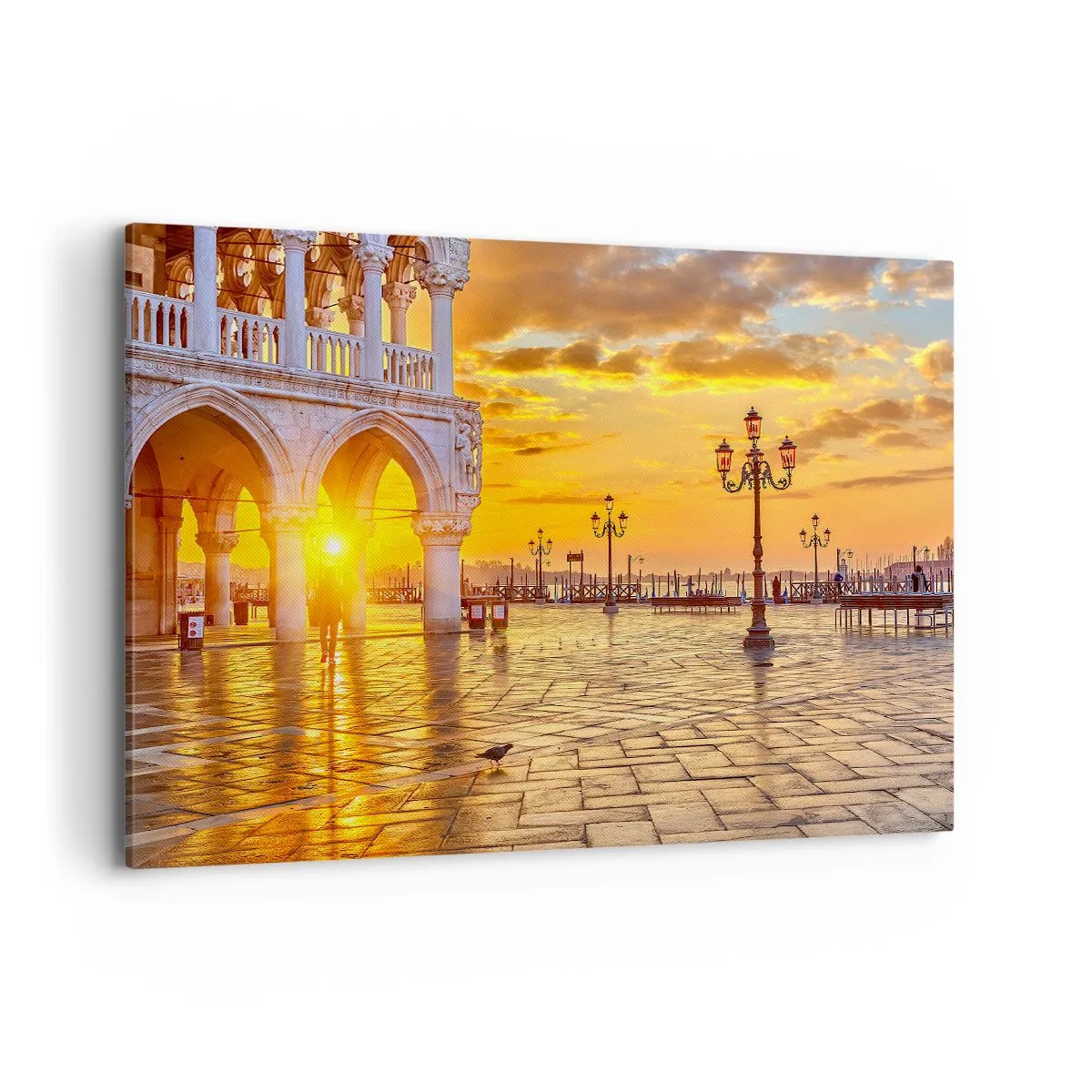 Impression sur toile - Image sur toile - Coucher de soleil doré sur la place de la ville avec des arcades et des lampes - 100x70cm - Où est tout le monde? - Décoration murale moderne pour le salon et la chambre ARTTOR