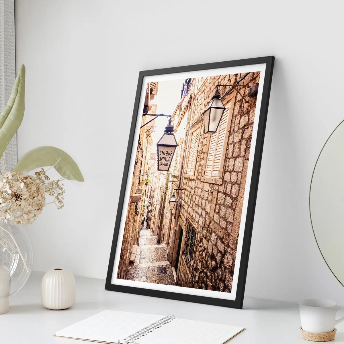 Affiche dans un cadre noir - Poster - Une charmante rue en pierre avec des lanternes et des escaliers - 50x70cm - Une charmante ruelle - Décoration murale moderne pour le salon et la chambre ARTTOR