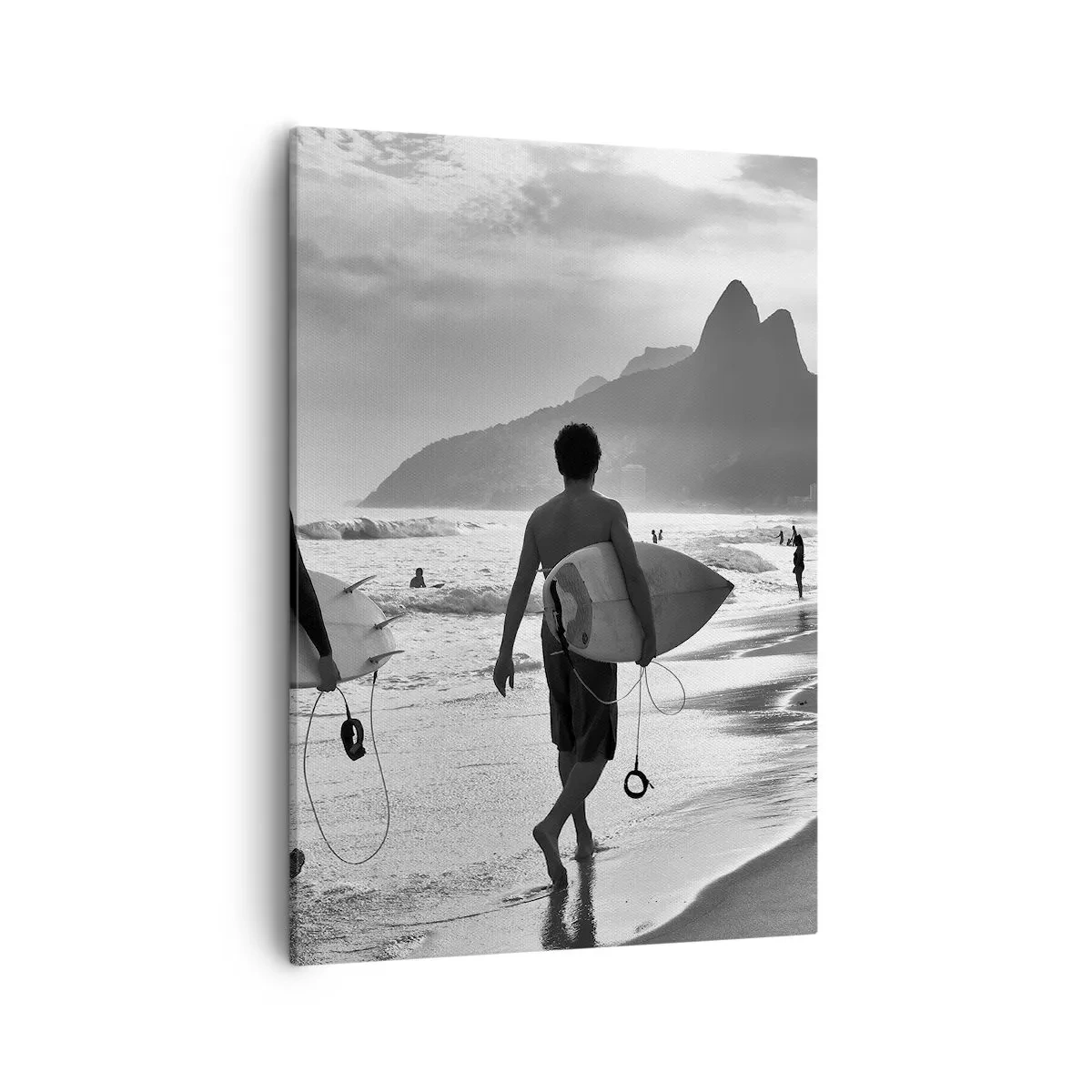 Impression sur toile - Image sur toile - Deux surfeurs marchant sur la plage avec leurs planches en noir et blanc. - 50x70cm - Samba sur une vague - Décoration murale moderne pour le salon et la chambre ARTTOR